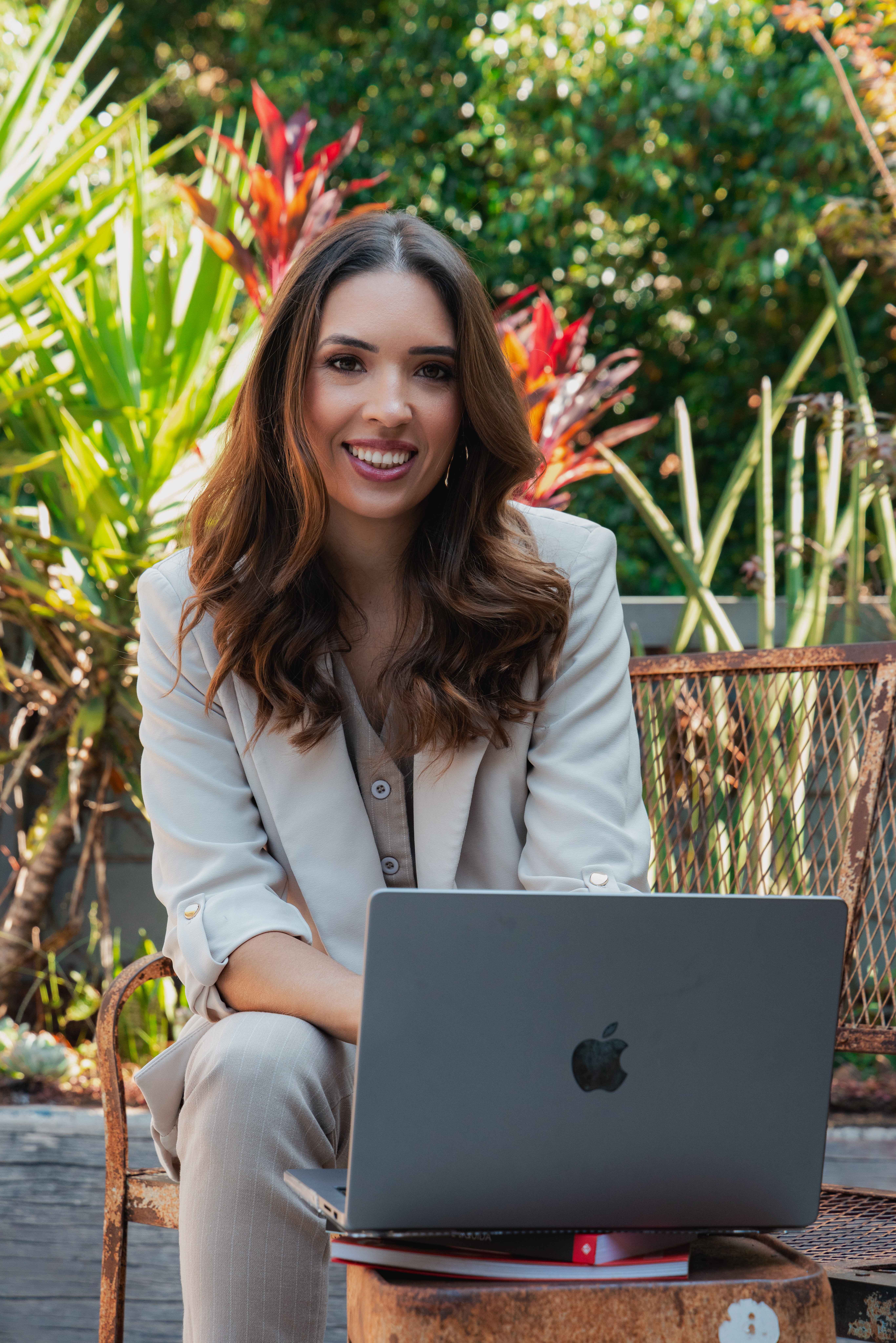 Dra. Hellen Geyer com notebook